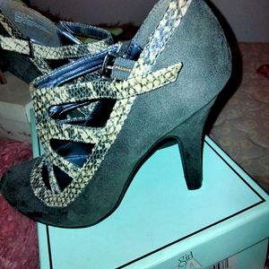Charcoal Gray Pipped Faux Snake Skin Mary Jane Pumps